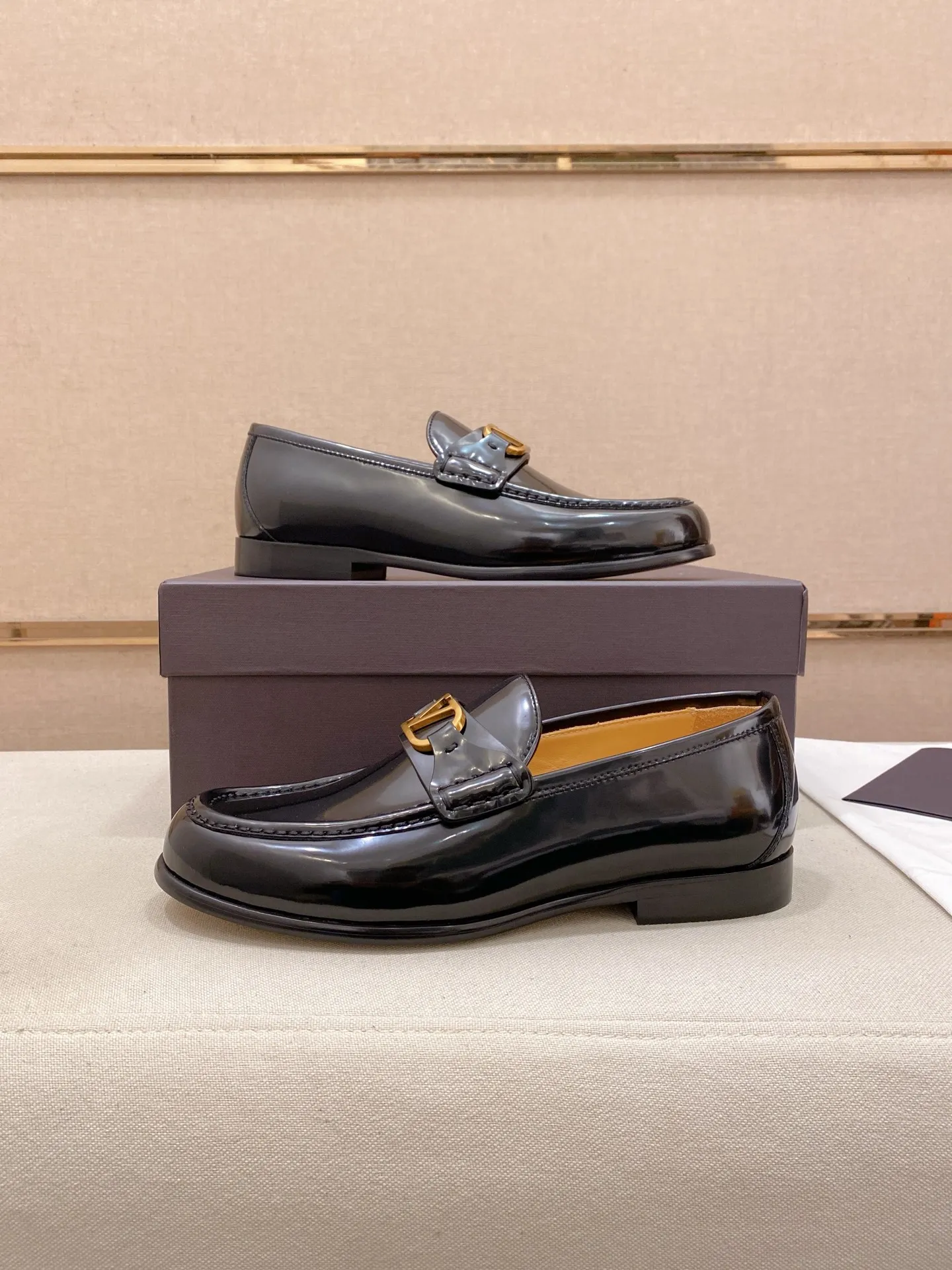 Factory price: 700💰Valentino's new men's V logo micro-label business casual loafers. These Derby loafers are made of imported cowhide leather. They are light in texture and cool in style. The uppers are decorated with brand logo buckles, highlighting the big-brand style! The lines reveal novel urban trends. The toe is round and full, and the rubber foam sole and triple protruding leather welt complement each other. It is extremely fashionable and charming, with dyed calfskin lining, genuine leather feet, and standard logo decoration. It is simple yet elegant. It has a classic European and American loose style and is extremely comfortable on the feet. Size: 39-44 (38.45. Customized)